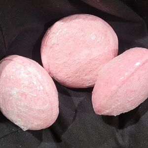 Pink Strawberry Scented Bath Bombs for Soothing Relaxation